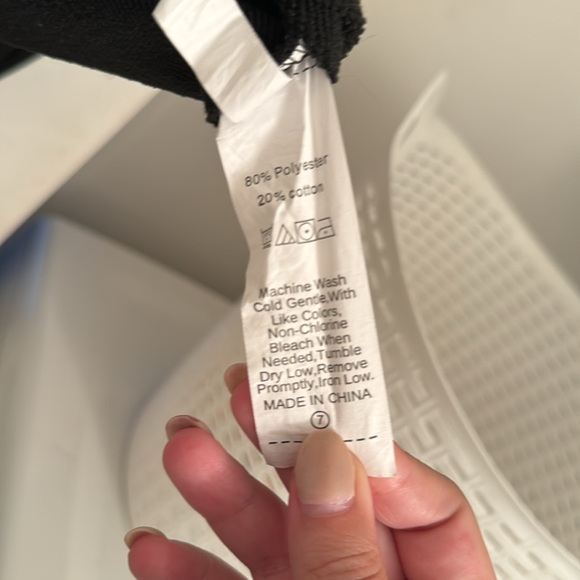 🎉 Host Pick 🎉 NWOT Shein Black/Yellow/White hoodie - Picture 3 of 4